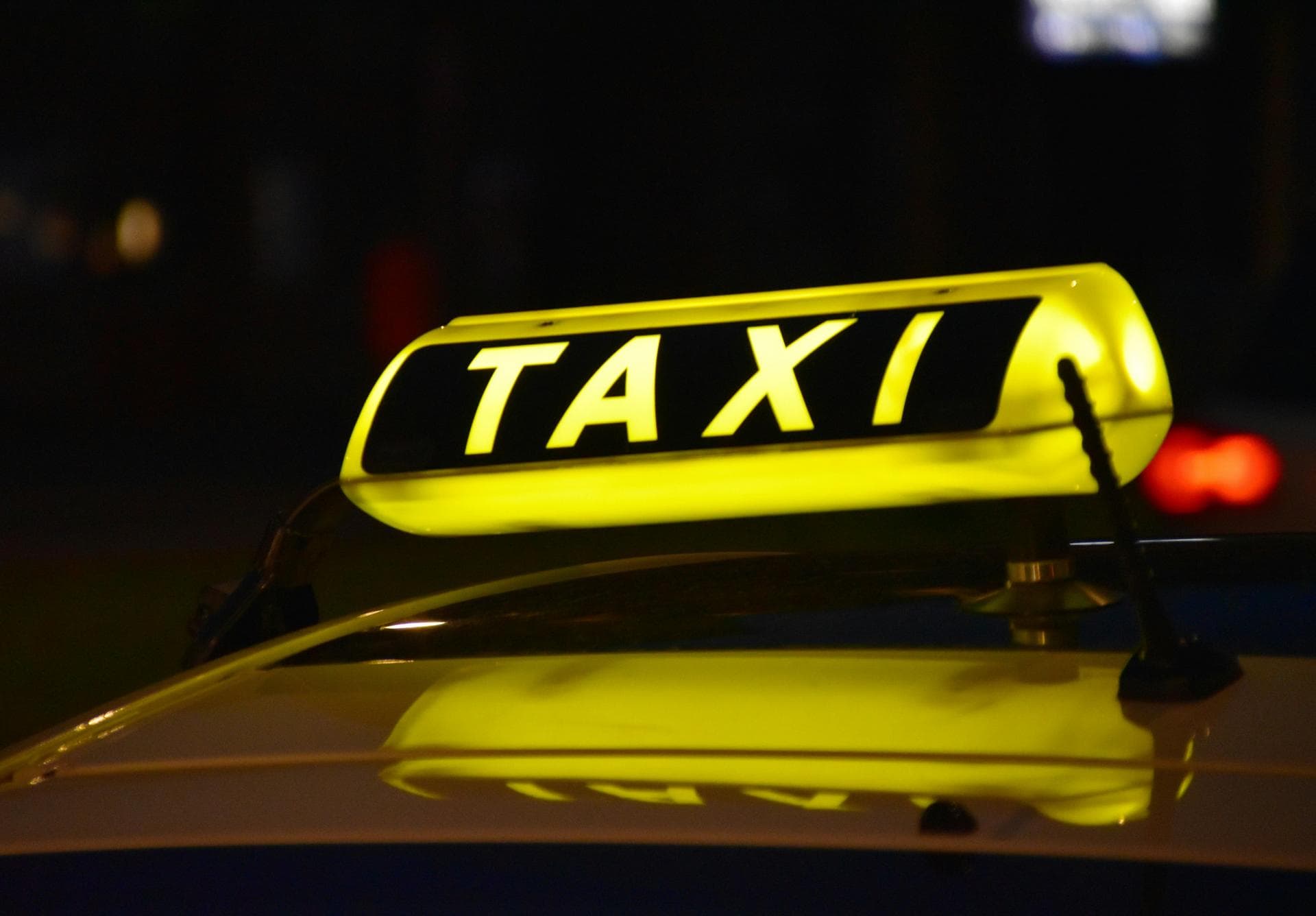 Enseigne taxi illuminée de nuit à Strasbourg